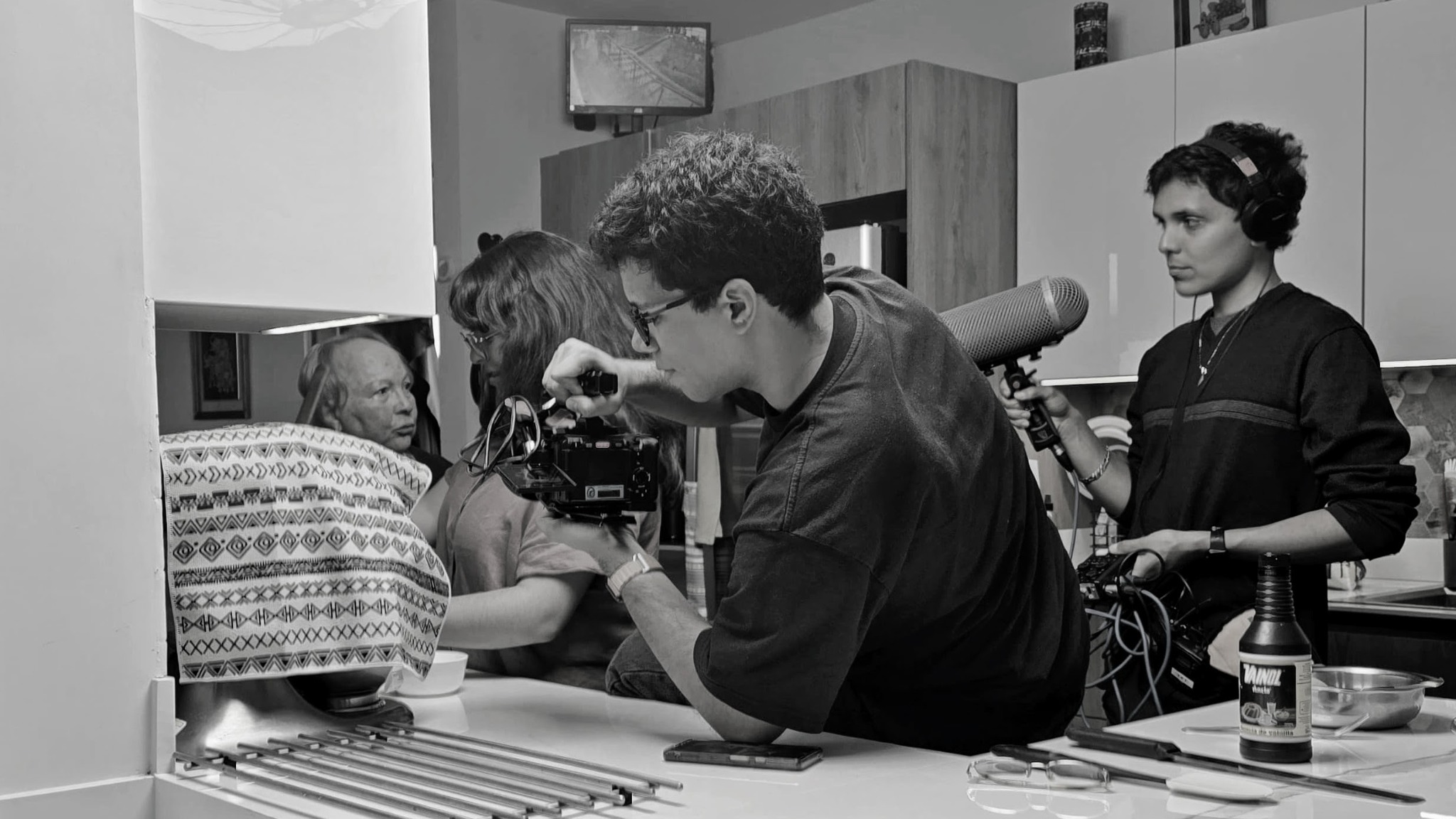 Michael Mongalo trabajando detrás de cámara en una producción audiovisual